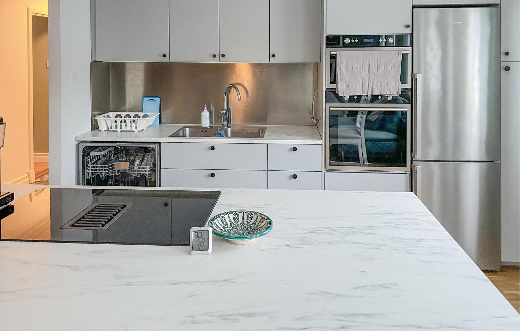 Beautiful Home In Oerebro With Kitchen Eksteriør billede