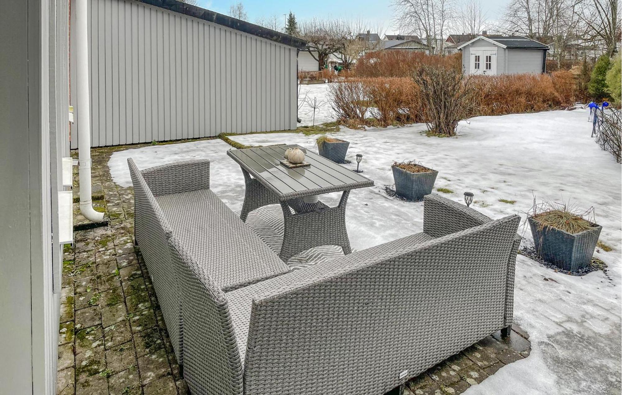 Beautiful Home In Oerebro With Kitchen Eksteriør billede